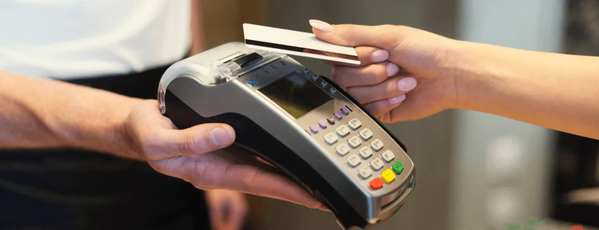 Contactless payment using a credit card on a POS machine.